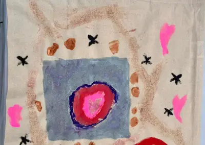 Stofftasche mit buntem, handgemaltem Design, einschließlich Herzen und Regenbogen.