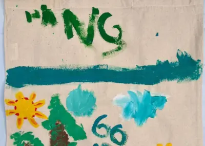 Stofftasche mit handgemalter Kunst, darunter Blumen, Bäume und Zahlen.