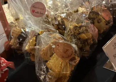 Tüten mit handgemachten Keksen, verpackt in durchsichtigen Folien und mit dekorativen Etiketten versehen.