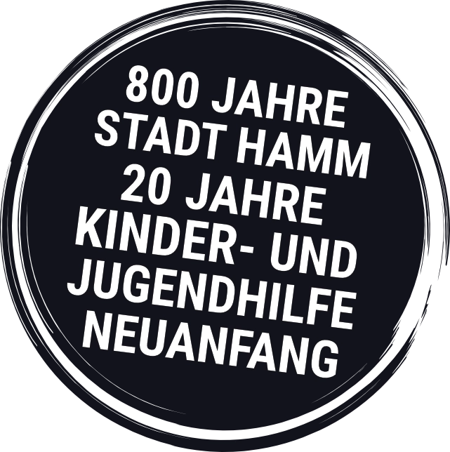 Rundes, dunkles Abzeichen mit weißer Typografie, das 800 Jahre Stadt Hamm und 20 Jahre Kinder- und Jugendhilfe Neuanfang feiert, als Logo auf der Seite.