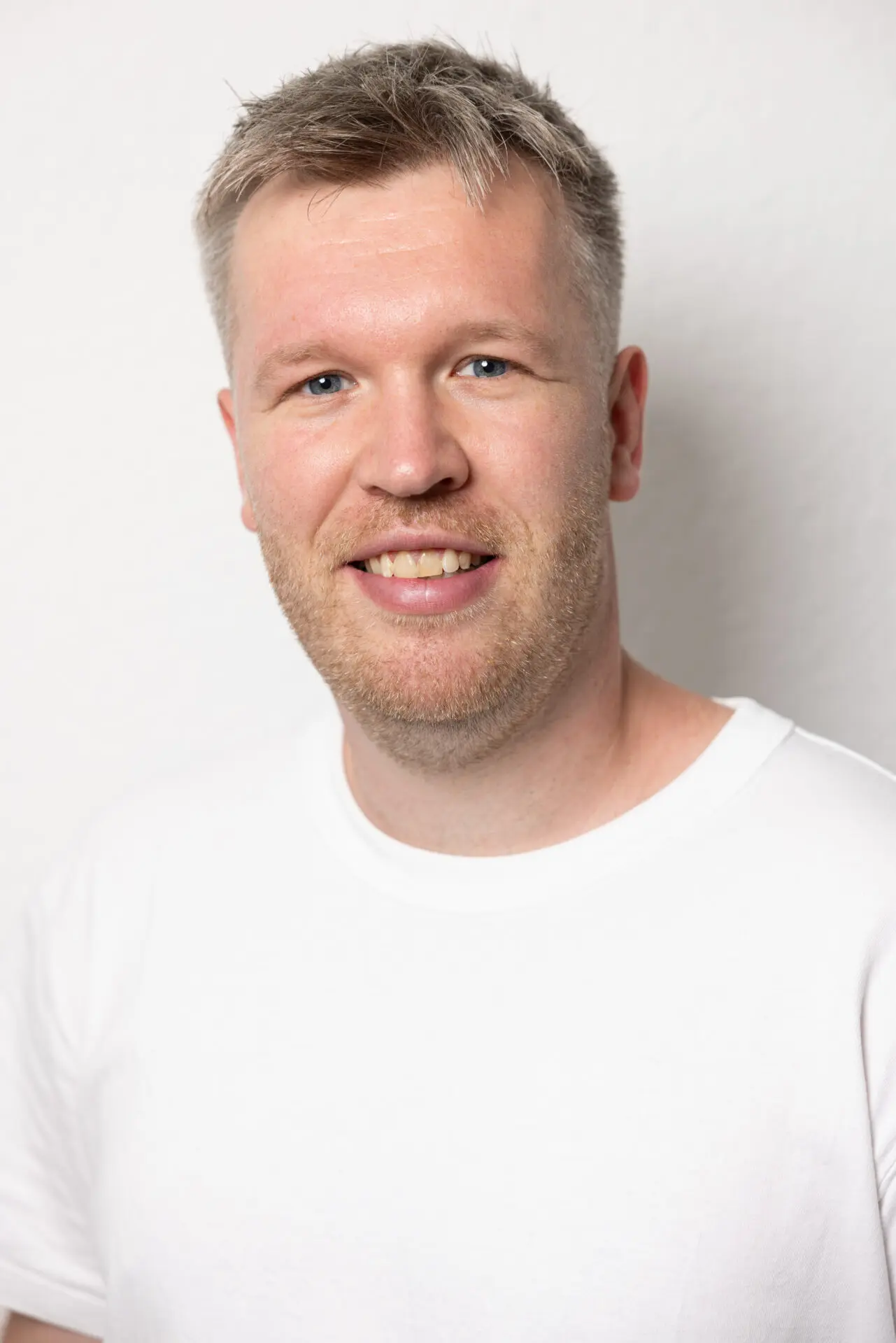 Jasper Hoheneder Porträt von Jasper Hoheneder mit kurzem blondbraunem Haar, Bart und freundlichem Lächeln vor hellem Hintergrund
